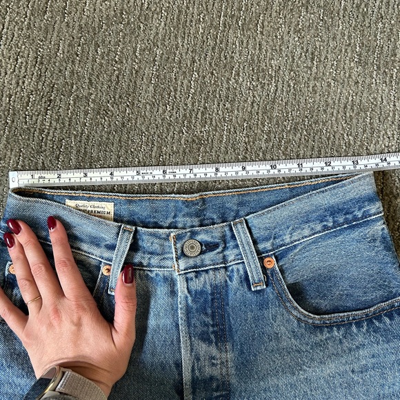 Levi’s 501 original cropped jeans in worn in medium indigo wash - Picture 2 of 6